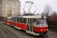 Rvačka v ostravské tramvaji skončila krvavě: Starší muž napadl druhého teleskopickým obuškem