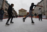 Vánoce bez sněhu, ale na ledu. V Praze se bruslí počasí navzdory, kam zajít?