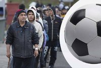 Místo gólu rány pěstí: Stovky uprchlíků se do sebe pustily po fotbalovém utkání