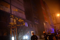 Vánoční požár v Praze: 4 lidé skončili v záchrance! Zraněn byl i strážník