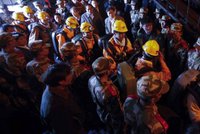 Tragédie v čínském dole: 30 horníků po explozi uvízlo v šachtě