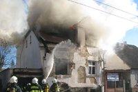 V Litovli vyhořel rodinný dům: Mladý muž se otrávil zplodinami