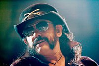 Přímý přenos z pohřbu metalového krále Lemmyho z Motörhead! Jděte do baru a připijte si, burcuje kapela