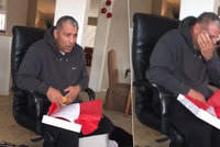 Muž propukl v pláč, k Vánocům dostal letenku za nemocnou mámou