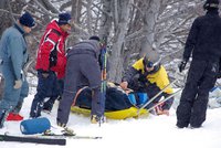 Na Klínovci našli lyžaři snowboardistu v bezvědomí. Vedle něj ležela poškozená přilba