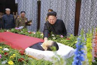 I vůdce Kim má slzy. Nad rakví oplakává jednoho ze svých nejbližších soudruhů