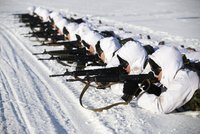 Číňané mění armádu. A ukázali sněhobílé vojsko se samopaly u ruských hranic