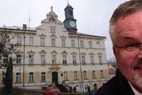Zemětřesení na benešovské radnici: Padl starosta i radní, do čela jde exšéf NBÚ