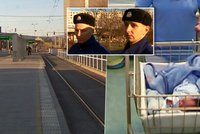 Dívka porodila v mrazu miminko na kolejích u tramvajové zastávky, pomáhali jí dva policisté