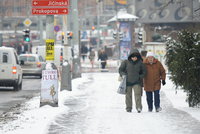 Zima promlouvá: Silnice pod ledem, schovaní bezdomovci i nové lyžování