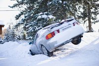 Ledovka a rozbředlý sníh: 7 rad pro bezpečné řízení na zimní silnici