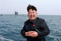 Kim se opět chlubí odpálením rakety. Tentokrát z ponorky