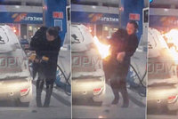 Hlupačka z Ruska si hrála se zapalovačem na benzince a podpálila si auto