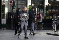 Francouzi se před volbami bojí útoku. Chytili dva teroristy, povolali armádu