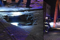 V Praze se propadla pod autem silnice: Díru vymlela voda z prasklého potrubí