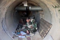 Před bombami se ISIS schovává do tunelů, kilometrové sítě pro ně staví vězni