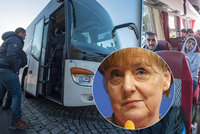 Merkelové poslali Bavoři autobus s uprchlíky. Ať krizi pocítí na vlastní kůži