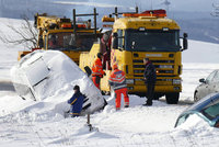 Sněhová bouře v Čechách uvěznila auta. O víkendu padnou teploty až na -14°C