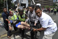 Terorista z Jakarty měl doma vlajku ISIS. Policie zatkla tři komplice útočníků
