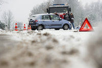 Sníh na silnicích komplikuje dopravu, Česko sevře silný mráz