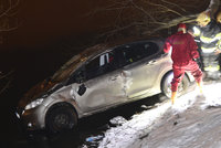 Řidič zaparkoval auto ve Vltavě, vůz museli vytáhnout hasiči