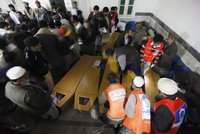 Z univerzity v Pákistánu vynášejí mrtvé, Tálibán útočil kvůli pomstě