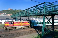 V Českém Brodě se za jízdy roztrhl vlak: Bylo v něm 400 lidí