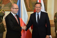 Camerona pranýřují za prodej českých bitevníků Iráku. Ohrozil bezpečnost národa?