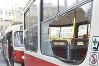 Nevydržel vulgarity Ukrajinců a vzteky rozbil okno pražské tramvaje