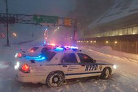 Po sněhové bouři v USA 19 mrtvých. Lidé zemřeli na silnicích i při úklidu