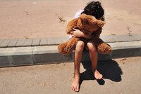 Matka pomohla znásilnit svou dceru (12) synovci, se kterým měla sex. Držela jí nohy