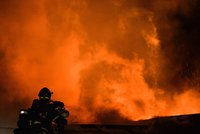 Rozsáhlý noční požár ve Zlíně: Shořela chata, hasiči se k ní nemohli dostat