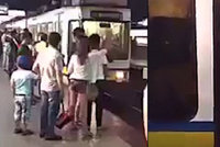 Muži přiskříplo metro penis, kvičel jako podsvinče