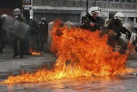 Řecko stávkuje: Desetitisíce lidí vyšly do ulic, házely zápalné bomby a kameny