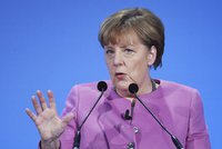 „Merkelová je hrdinka,“ říká zástupce OSN. Kancléřku chválí i její předchůdce