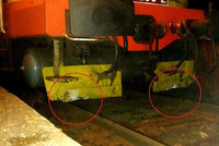 Past na kolejích: Vlak najel do dvou nastražených kusů betonu