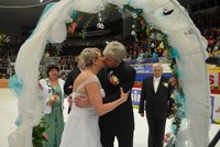 »Ano« si řekli na ledě. Svatbu během hokejového zápasu sledovalo 6 tisíc lidí