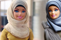 HidžBarbie: Dívka obléká panenky do muslimských oblečků