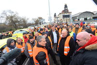 Kolony a naštvaní řidiči: Taxikáři v Praze blokovali osm hodin magistrálu