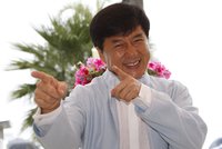 Vyhrožování násilím, řízení v opilosti, sex s prostitutkami: Jackie Chan prozradil úlety v autobiografii