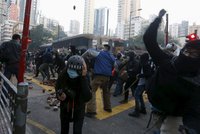 Pepřáky, obušky, cihly: Hongkongem otřásají pouliční nepokoje, kvůli stánkařům
