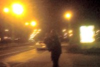 Opilec chodil v noci po Praze s dítětem v náručí: Policistům nadával a vyhrožoval