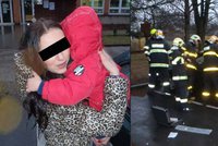Omylem si zabouchla dvouleté dítě v autě: Osvobodit ho museli hasiči