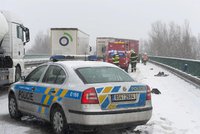 Čerstvý sníh komplikuje dopravu v krajích. Kamiony neprojedou na Slovensko