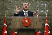 Turecko vyhrožuje Evropě vpuštěním uprchlíků. NATO vyráží poprvé na pomoc