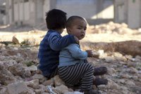 Syrské děti omrzají rodičům před očima, nemají peníze na zimní oblečení