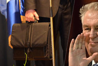 Co skrývá aktovka, kterou nosí bodyguard prezidenta Zemana? Rušičku, nebo karimatku?