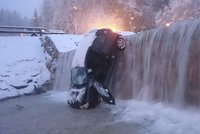 Ital spadl ve Slovinsku s autem do řeky! Naštěstí byla zamrzlá