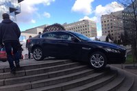 Tudy cesta nevede: Rakušan zaparkoval luxusní jaguár na schodech před pražským Hiltonem