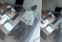 Policisté se muchlovali ve výslechové místnosti, natočila je kamera